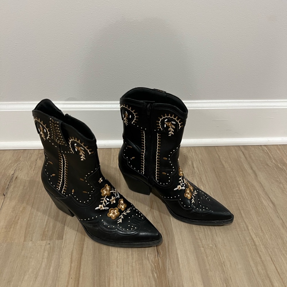 Black and Gold Embellished Western Cowboy Women’s Boots